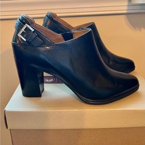 Ladies Clark’s Black Leather Booties size 7